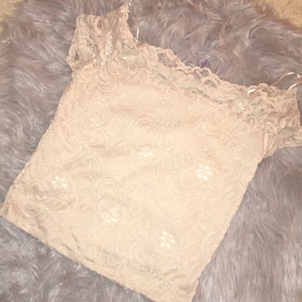 Can be cropped if you are in a LG an fits for MD